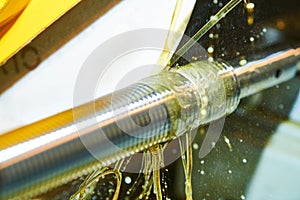 Thread cutting on polishing machine with oil lubrication