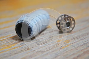 Thread reel for storing sewing thread on the inside of the sewing machine with the thread.