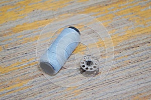 Thread reel for storing sewing thread on the inside of the sewing machine with the thread.