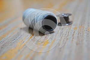 Thread reel for storing sewing thread on the inside of the sewing machine with the thread.