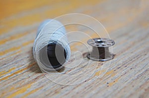 Thread reel for storing sewing thread on the inside of the sewing machine with the thread.