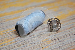 Thread reel for storing sewing thread on the inside of the sewing machine with the thread.