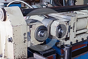 Thread rolling machine