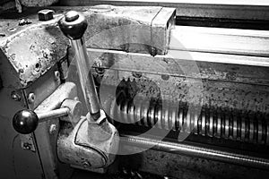 Threaded spindle lathe with a system of levers