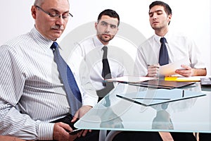 Tre imprenditore sul tavolo durante 