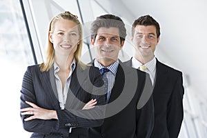 Tři podnikatelé stojící v koridor 