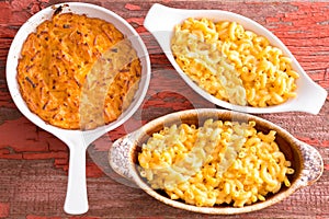 Three cheese macaroni in different clay pot