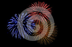 Tre colorato fuochi d'artificio esplosioni 