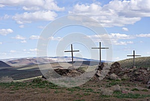 Tres cruces en desierto 