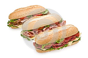 Tre eccellente sottomarino panini su bianco 