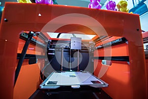 Three dimensional printing machine