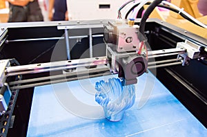 Three dimensional printing machine