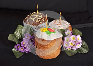 Three easter cakes and flowers on the table