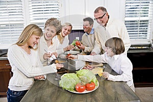 Tres generaciones familia en La cocina cocinando almuerzo 