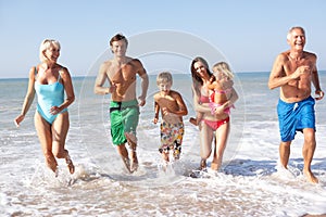 Tres generaciones familia jugar sobre el Playa 