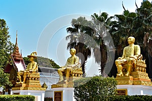 Three golden statues in front of the wat tha sung temple