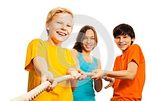 Three kids pull the rope