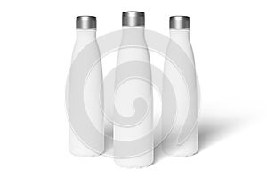 Tři kov voda láhve na bílém. prázdný izolované pít šablona 