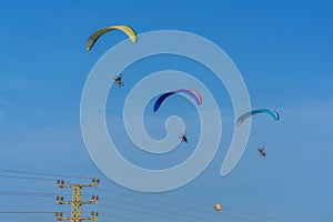 Three para motor gliders flying