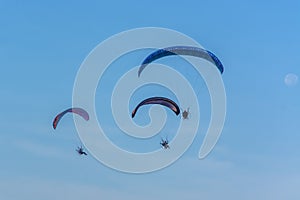 Three para motor gliders flying