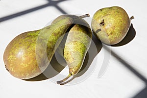 Three peras on the table