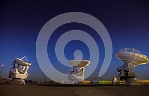   estación de mundial el mas grande prismáticos fila por la noche 