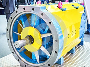 Three-stage gearbox of flange design