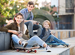 Three teenagers with smartphones