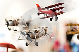 Tre giocattolo aeroplani 