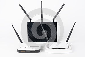 Three  Wi-Fi  routers, wireless devices with one, two and three antennas
