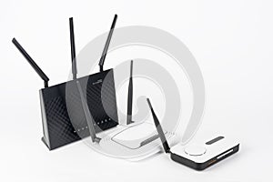 Three  Wi-Fi  routers, wireless devices with one, two and three antennas