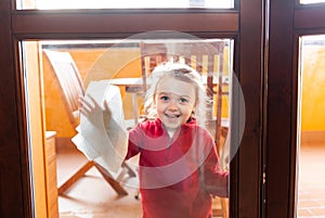 Tres viejo ayuda economía de acuerdo a limpieza ventanas 