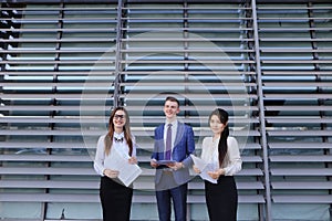 Tres joven emprendedor educado estudiantes chico a dos 