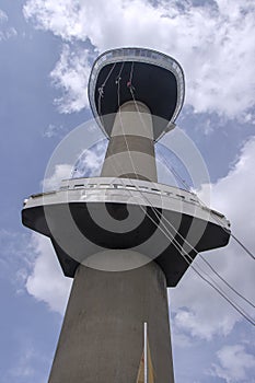 Tres joven rappel abajo la Torre en 