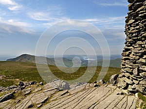 Secondo scogliera rocciosa faro spingere 