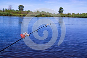 Threw a feed on the riverbank with a bell, fishing with a feeder on the river