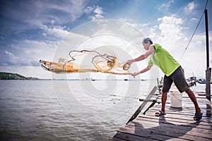 Throwing fishing net