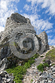 Zvrhnutý stredoveký hrad Gymes