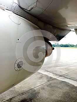 thrust reverser and exhaust part