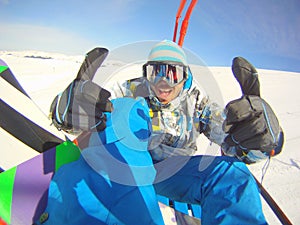 Thumbs up snowboarder