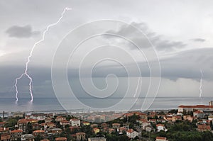 Bouřka nad mořem. dramatická obloha bouřlivá nad městem Rijeka, Evropa