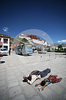 Tibetan father and daughter pilgrims