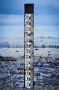 Tidal marker to measure the depth of the high tide