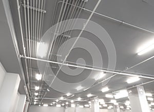 Installazione da elettrico metallico tubi sul il soffitto 