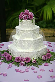 Calificado pastel de boda púrpura flores 