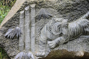 tiger stone carving showing teeth