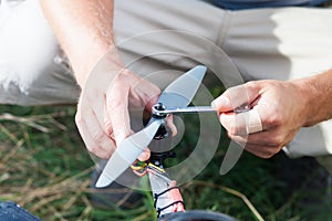 Tightening a quadcopter propeller