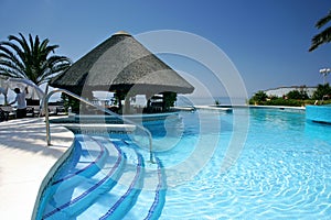 Chata a podľa plávanie bazén z luxus zariadenie poskytujúce ubytovacie služby 
