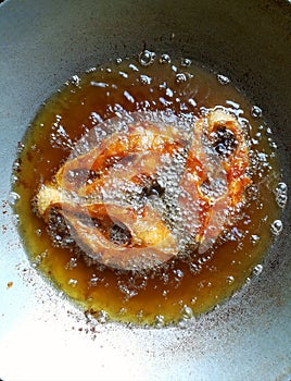 Tilapia fried in boiling oil.