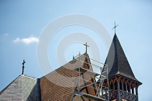 Škridľové strechy kresťanských kostolov s krížmi pod jasnou oblohou vo Vysokých Tatrách